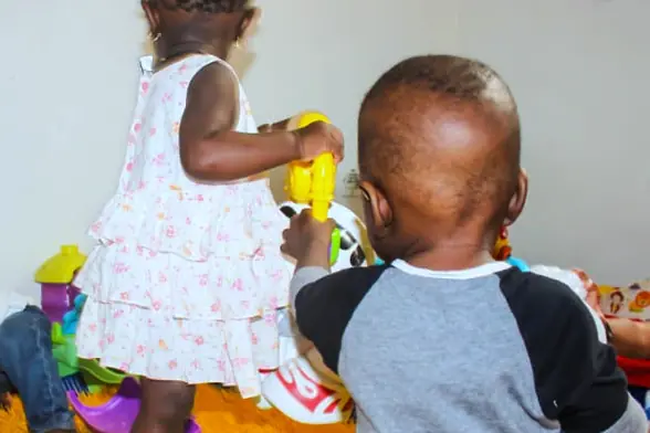 Deux tout-petits jouent dans l'espace d'éveil de la crèche