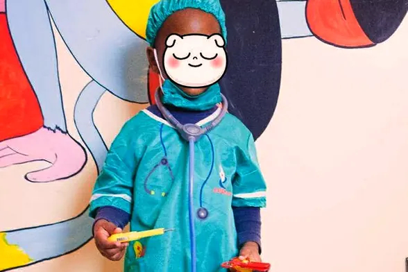 Un élève en costume de chirurgien lors de la journée déguisements